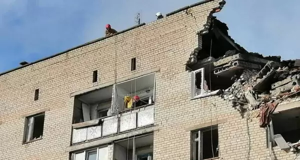 Три человека пострадали из-за взрыва в пятиэтажке Новой Одессы