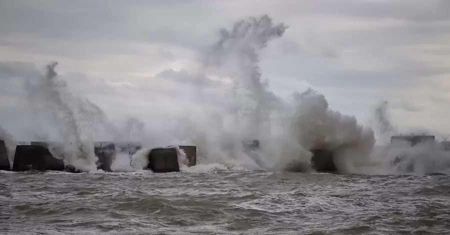 Ветер и опасный шторм в Азовском море: Бердянск и Мариуполь - под ударом стихии