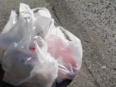 Безкоштовні пластикові пакети назавжди зникнуть із магазинів у грудні: скільки доведеться платити