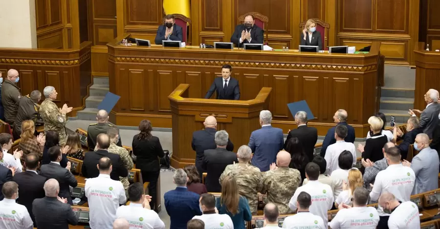Владимир Зеленский уже в Раде и выступает перед депутатами (прямая трансляция)