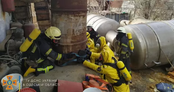 В Одесі рятувальники зупинили розлив небезпечних хімікатів на заводі