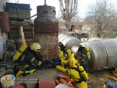 В Одессе спасатели остановили разлив опасных химикатов на заводе