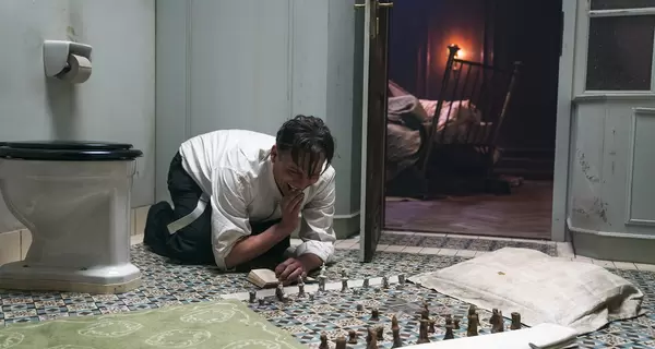 Кінопрем'єри тижня: Шалені шахи, українська драма про ММА, нова версія «Обителі зла» та кулінарна мелодрама