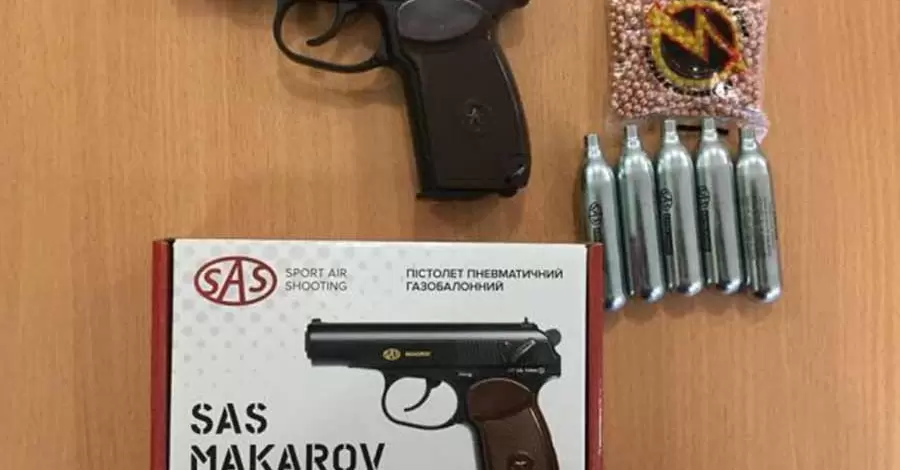 В криворожском лицее похвастались, что родители купили для них пистолет Макарова