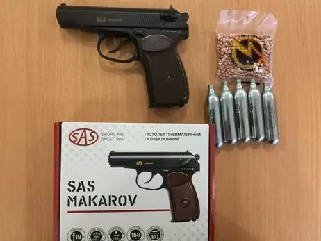 В криворожском лицее похвастались, что родители купили для них пистолет Макарова