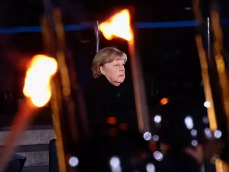 У Берліні пройшла урочиста церемонія на честь відходу Меркель зі смолоскипною ходою військових