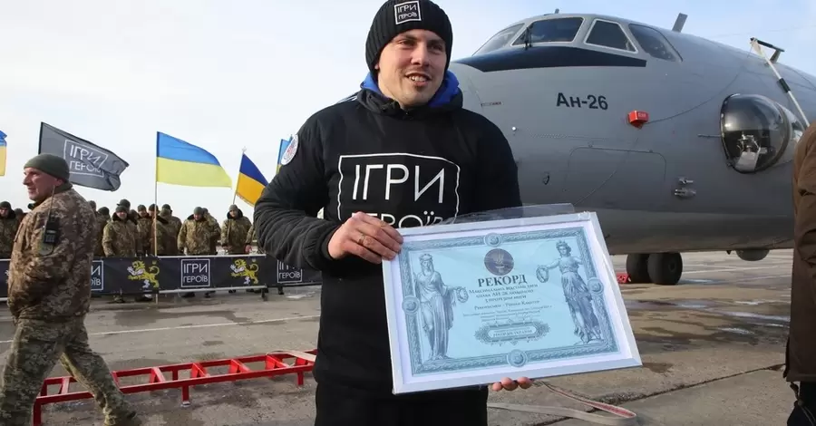 На Харківщині екс-військовий, що втратив на війні ногу, встановив рекорд, протягнувши 16-тонний літак