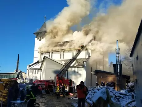 На Львівщині горить римо-католицький костел, є постраждалий