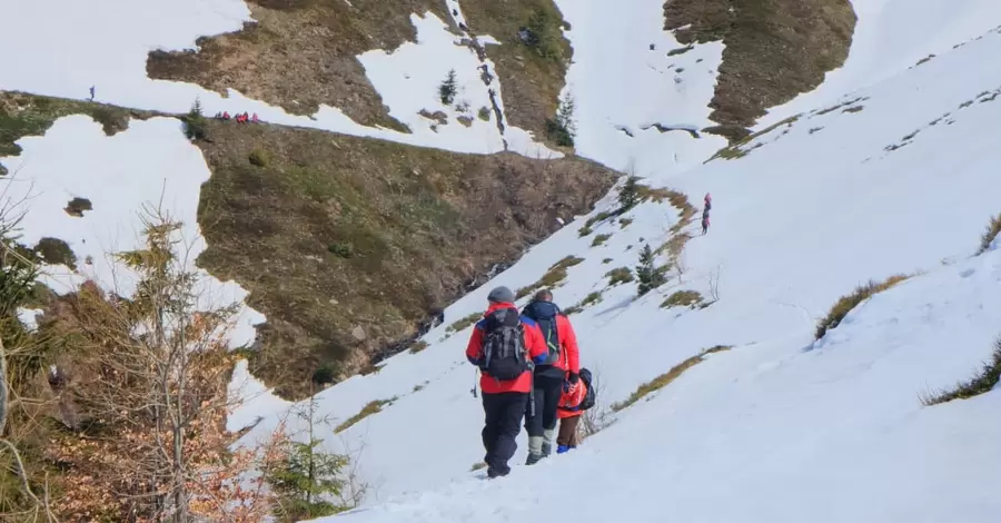 Закарпатські рятувальники другий день шукають туристів, що заблукали в горах