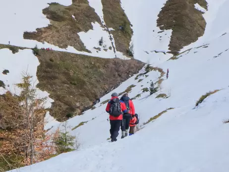Закарпатські рятувальники другий день шукають туристів, що заблукали в горах