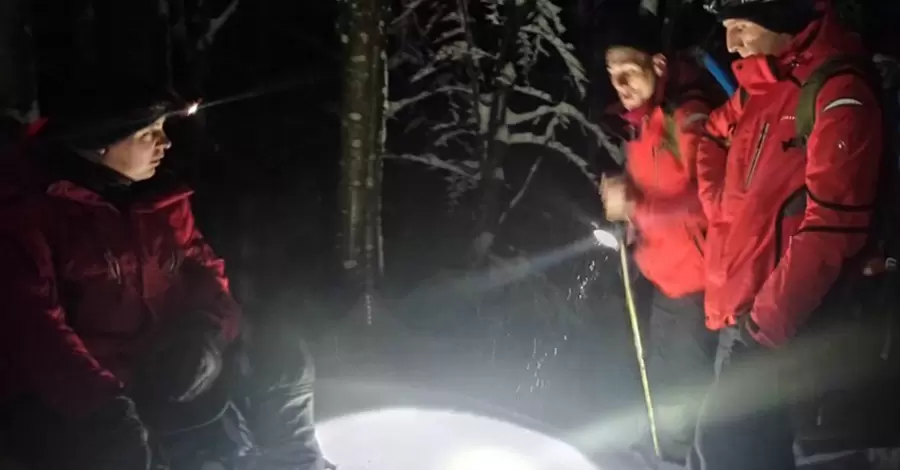 У Карпатах другу добу шукають туриста, який загубився під час катання на снігоходах