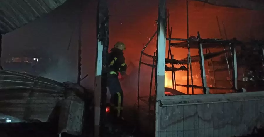У Києві на ринку «Оболонь» згоріло вісім павільйонів, 22 - врятували
