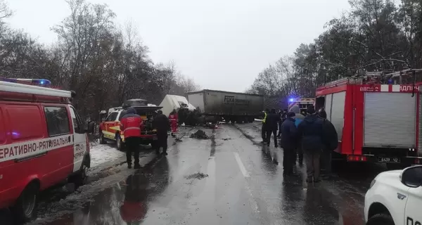 Під Черніговом зіткнулися вантажівка та маршрутка, загинули 11 людей