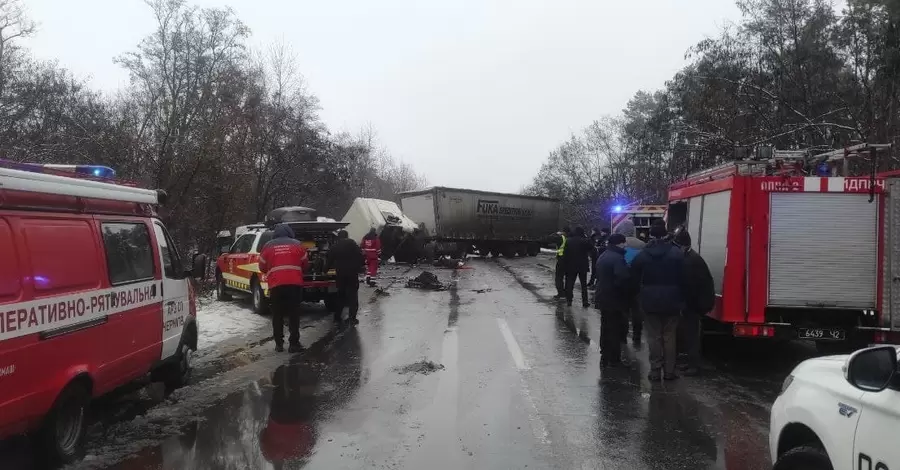 Под Черниговом столкнулись грузовик и маршрутка, погибли 11 человек