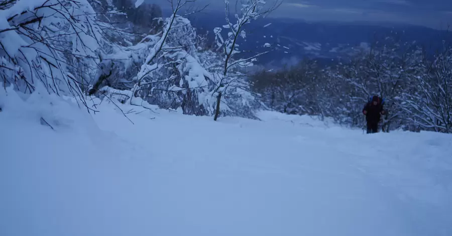 На Закарпатті четвертий день шукають чоловіка, який зник, катаючись на снігоході у горах