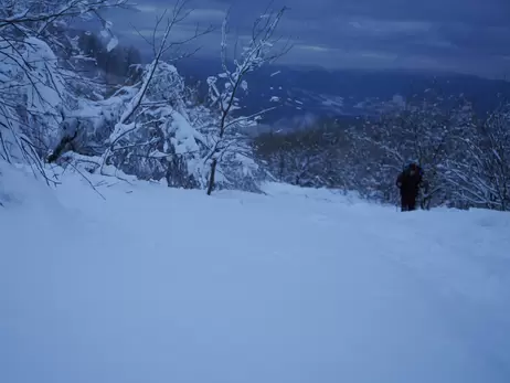 На Закарпатье четвертый день ищут мужчину, который пропал, катаясь на снегоходе в горах