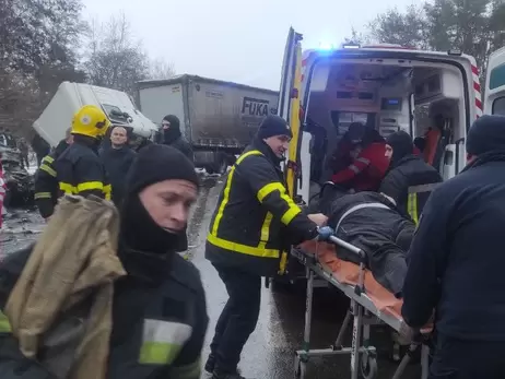 Смертельна аварія під Черніговом: водій фури вижив, постраждалі – тяжкі, їх оперують