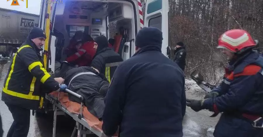 Смертельна аварія під Черніговом могла статися через слизьку дорогу або порушення правил дорожнього руху