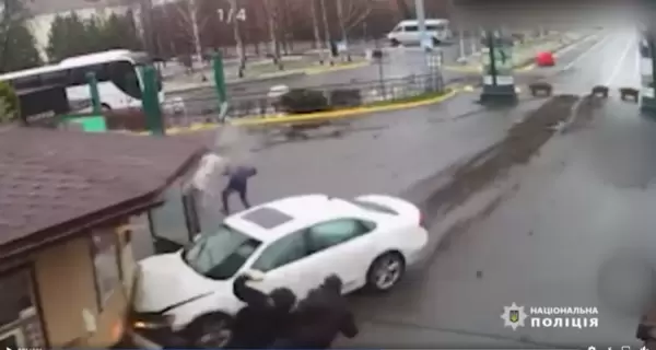 Иностранец на авто протаранил ворота Межигорья