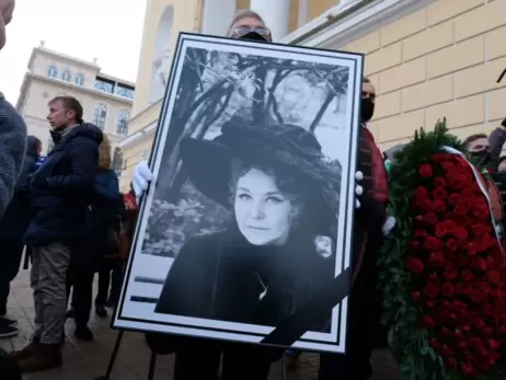 Михаил Боярский расплакался на похоронах Нины Ургант: Она - наш член семьи