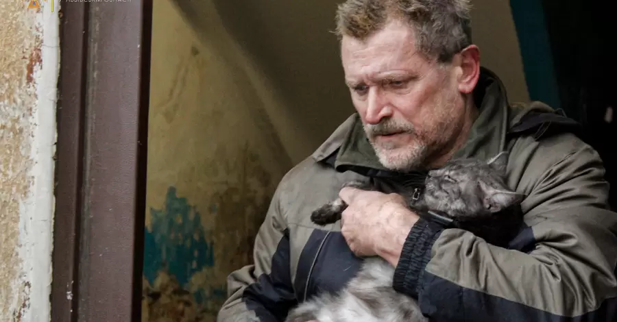 Зіркою соцмереж став житель Львова, який врятував кота з палаючого будинку