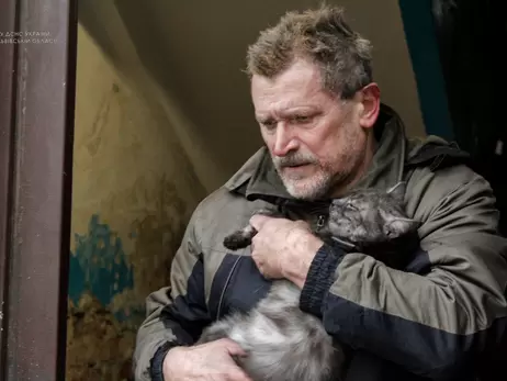 Зіркою соцмереж став житель Львова, який врятував кота з палаючого будинку