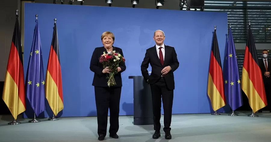 Меркель передала власть новому канцлеру Германии Шольцу