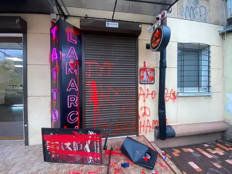 В Одессе активисты разгромили фасад тату-салона после скандала со свиньей