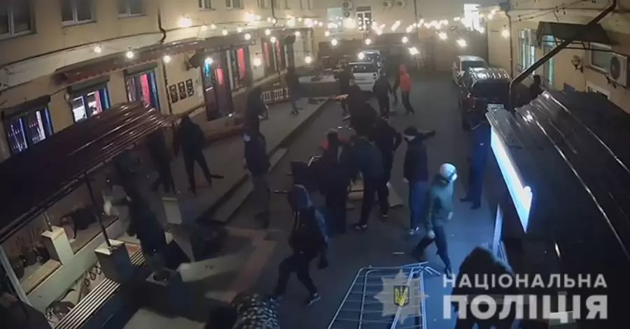 Поліція знайшла хуліганів, які розгромили бар 