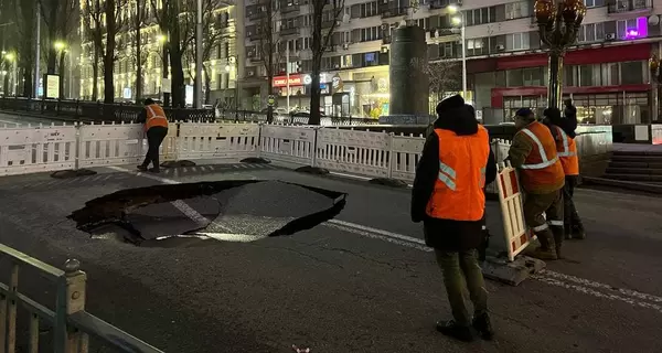 У Києві на бульварі Шевченка провалився асфальт, рух у бік Хрещатика перекрили до ранку