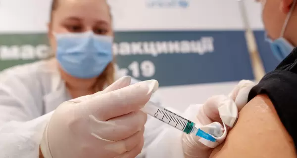 Третя доза вакцини від «корони»: кому та чому її можуть ввести в Україні