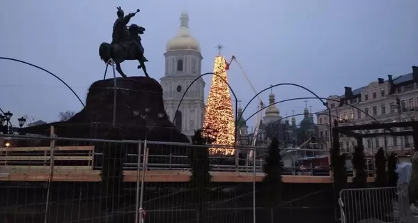  В Киеве засияла главная елка с десятью тысячами игрушек 