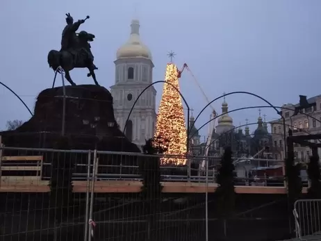 У Києві засяяла головна ялинка із десятьма тисячами іграшок