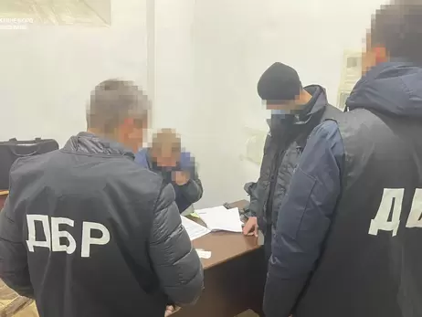 На Харьковщине полицейский торговал наркотиками в помещении суда 