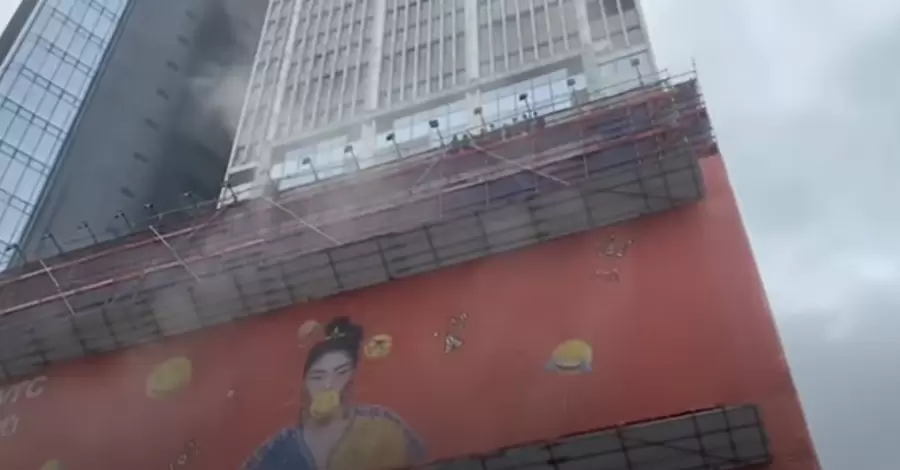 У Гонконгу горить 38-поверховий торговий центр, у пастці опинилося понад 300 людей
