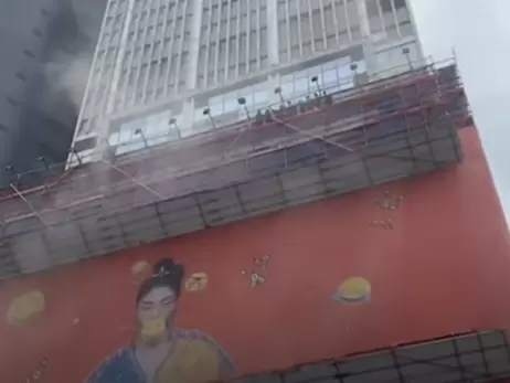 В Гонконге горит 38-этажный торговый центр, в ловушке оказалось более 300 людей
