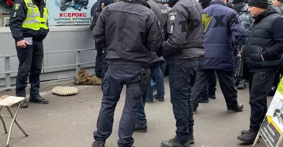 В Харькове на центральном рынке устроили стрельбу, есть раненые