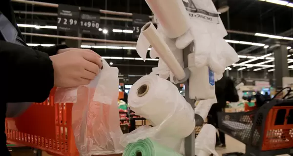 Коли пакети вже платні, а рукавички – ні: як українці вправляються у супермаркетах
