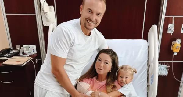 Співачка Нюша опублікувала перше сімейне фото із новонародженим сином