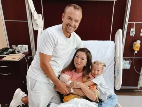 Співачка Нюша опублікувала перше сімейне фото із новонародженим сином