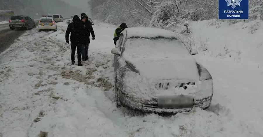 Україну на вихідних накриють снігопади та морози: яким областям готуватися