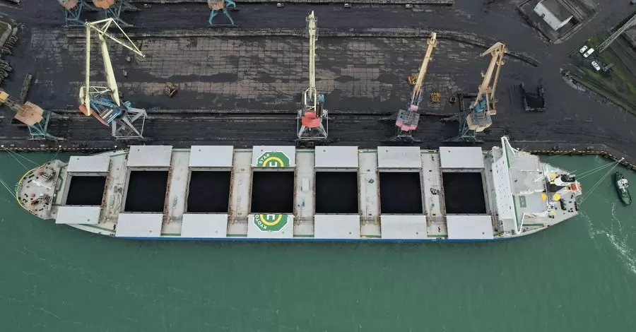 В Україну прибули ще три кораблі з вугіллям, які анонсував Зеленський