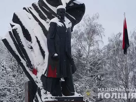 Поліція знайшла хуліганів, які облили фарбою тернопільський пам'ятник Бандері: вони з Житомира