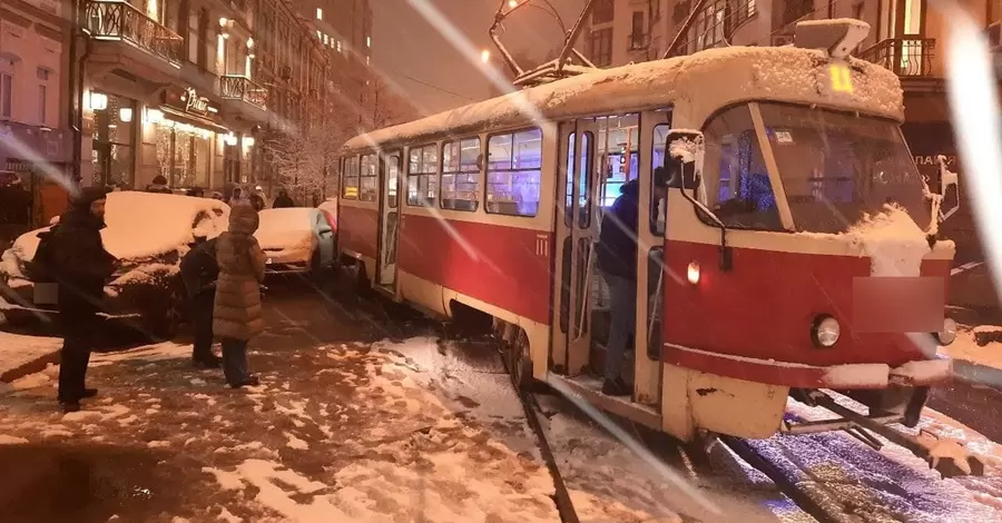 Киев накрыл снегопад: город в пробках, таксисты взвинтили цены