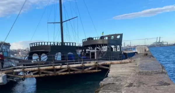 В Одесі жінка викрала з порту піратську шхуну і хотіла йти до Миколаїва, але врізалася у найближчий пірс.