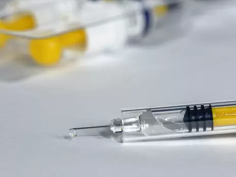 Ізраїль першим у світі почне колоти четверту дозу вакцини