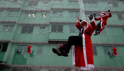 В Словении Санта-Клаусы на тросах поздравили детей в больнице 