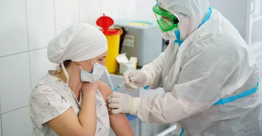 В Україні офіційно ввели бустерну дозу: кому, коли і якою вакциною зроблять третє щеплення