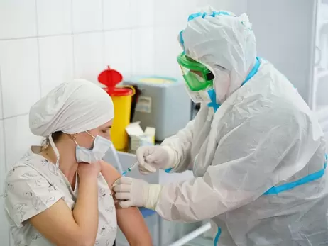В Украине официально ввели бустерную дозу: кому, когда и какой вакциной сделают третью прививку