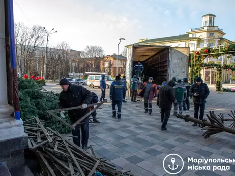 В Мариуполе устанавливают елку, которая упала в день открытия - ее каркас укрепили  